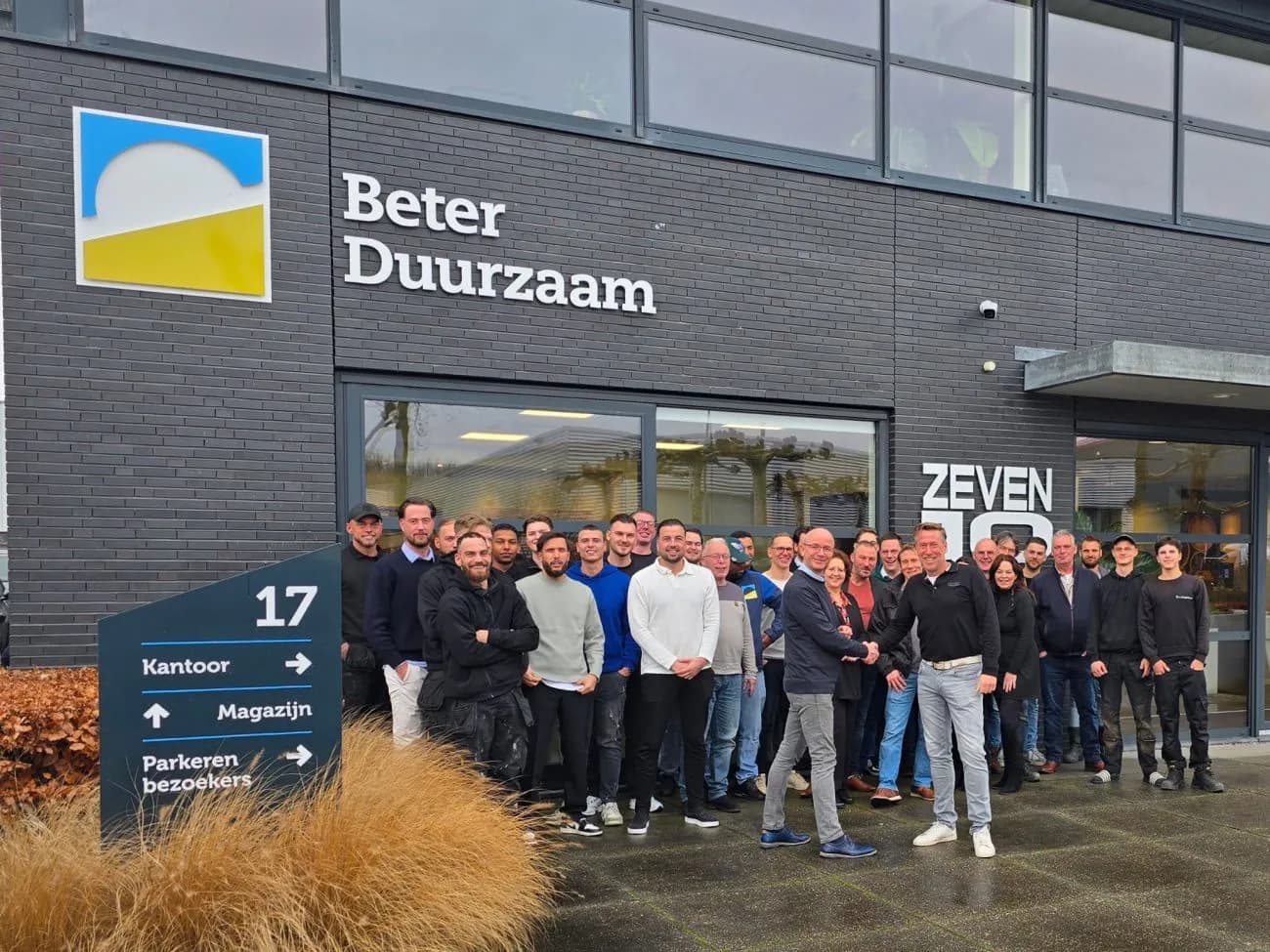 Het team van BeterDuurzaam voor het pand in Vaassen